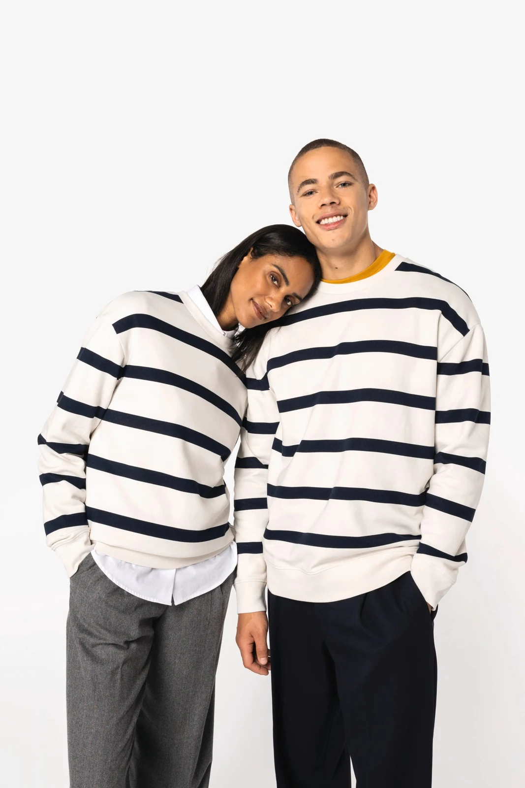 Umweltfreundliches Unisex-Sweatshirt mit gestreiftem Rundhalsausschnitt und überschnittenen Schultern