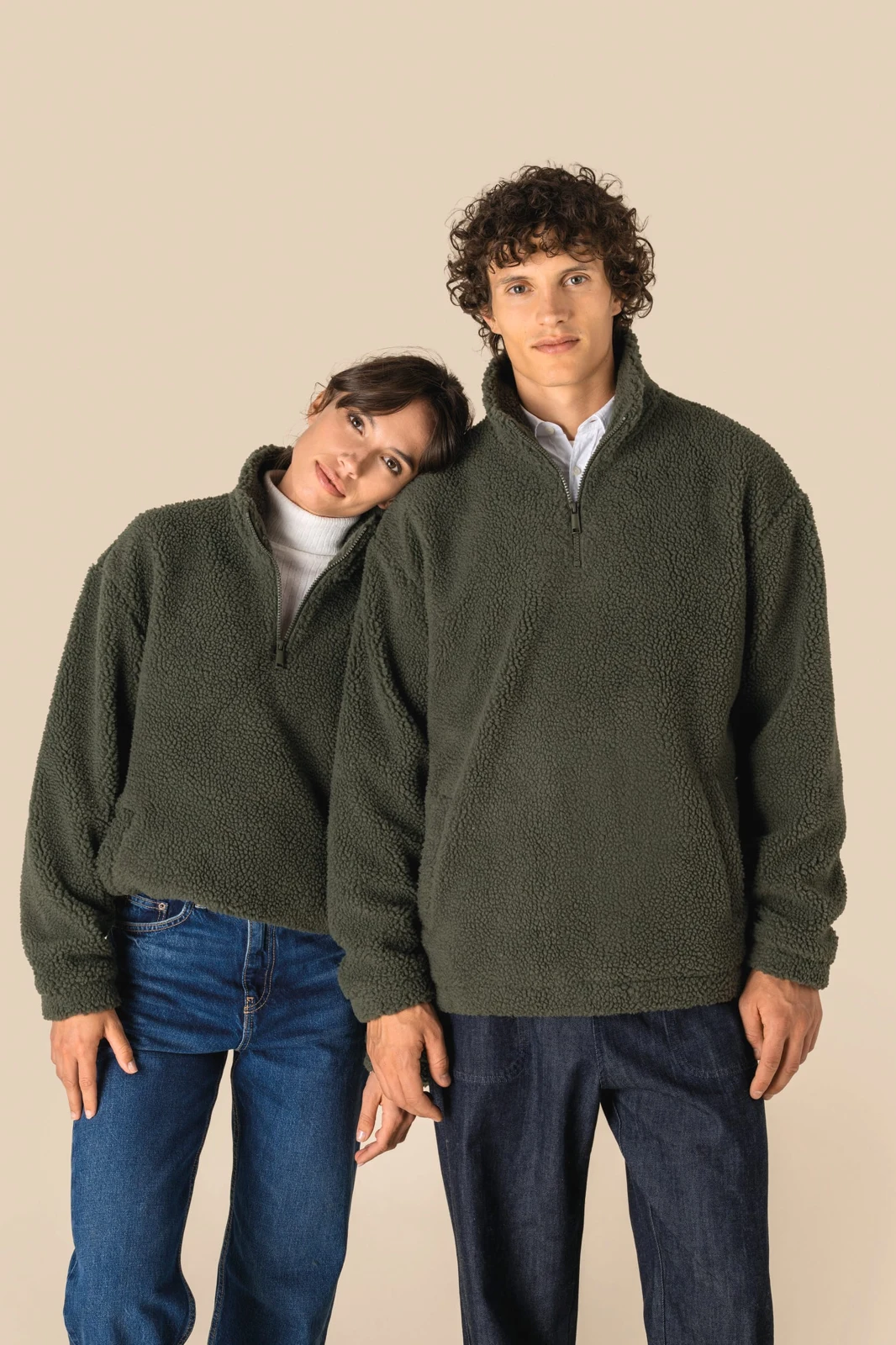Unisex-Sweatshirt mit 1/4-Reißverschluss und überschnittenen Schultern aus Sherpa-Material
